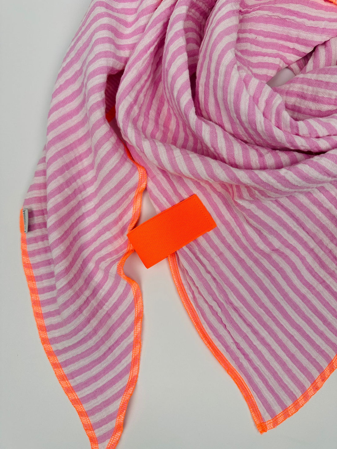 Weiches Musselin-Quadrattuch von Manufaktur & Kontor, ideal als Accessoire, mit zartem Muster und angenehmer Textur.