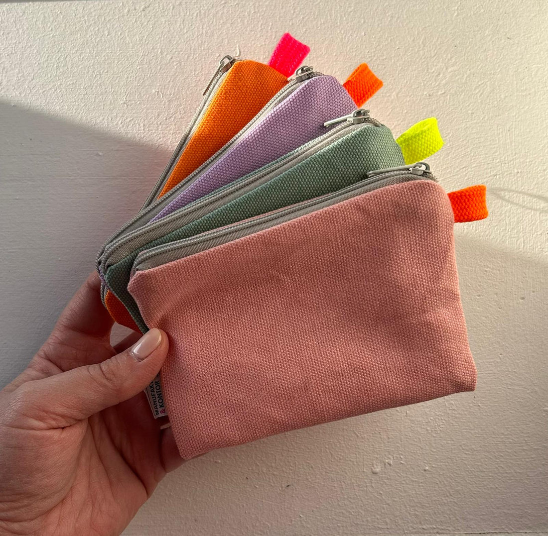 Leder-Geldbeutel von Manufaktur & Kontor, elegantes Accessoire mit Reißverschluss und Kartenfächern, braune Farbe.