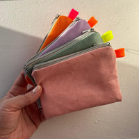 Leder-Geldbeutel von Manufaktur & Kontor, elegantes Accessoire mit Reißverschluss und Kartenfächern, braune Farbe.