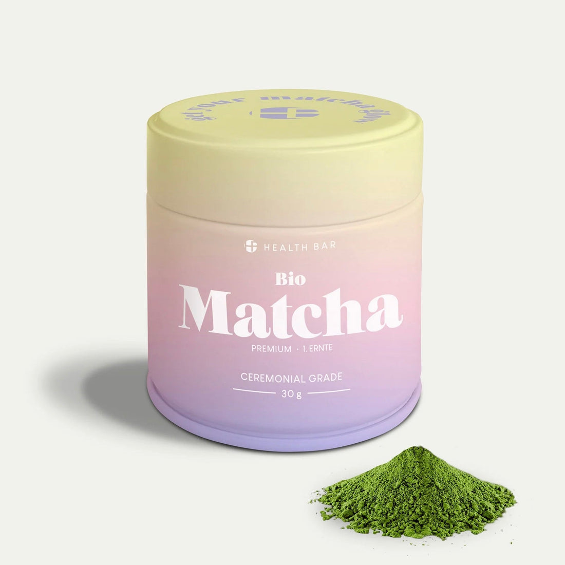 Bio Matcha Tee von Health Bar in einer weißen Schale, feine grüne Matcha-Pulver, gesundes Getränk und Snack, Essen & Trinken