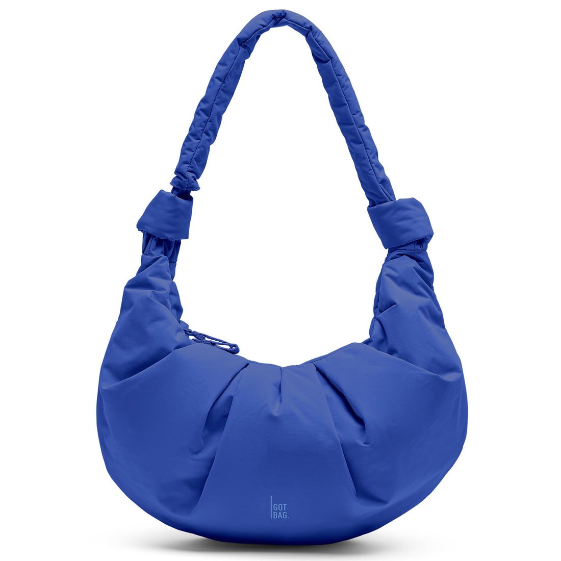 Pleat-Moon-Bag Large in Cobalt, getragen im Alltag