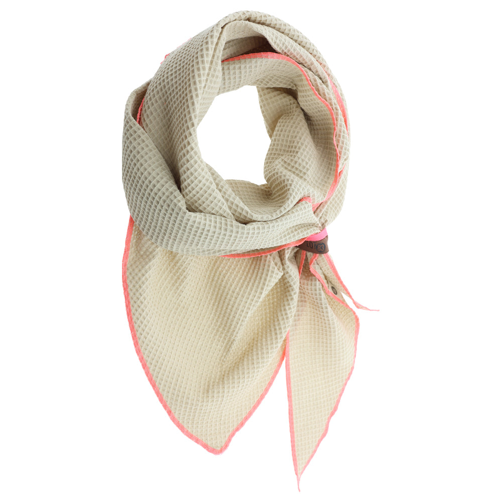 Schal Kim von Lot83, weiche Bekleidung aus Stoff mit stylischem Design, in der Nähe getragen, zeigt Textur und Farbdetails.