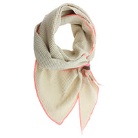 Schal Kim von Lot83, weiche Bekleidung aus Stoff mit stylischem Design, in der Nähe getragen, zeigt Textur und Farbdetails.