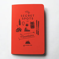 Reisetagebuch „My secret spots“ von Roadtyping, offene Papeterie mit linierten Seiten für persönliche Reiseerinnerungen.