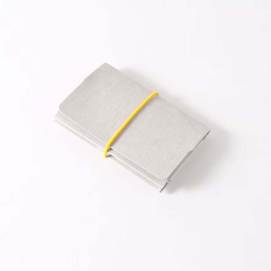 INTO Geldbeutel M aus Papier, zeigt das elegante, nachhaltige Design, ideal für umweltbewusste Nutzer, in einer Nahaufnahme.