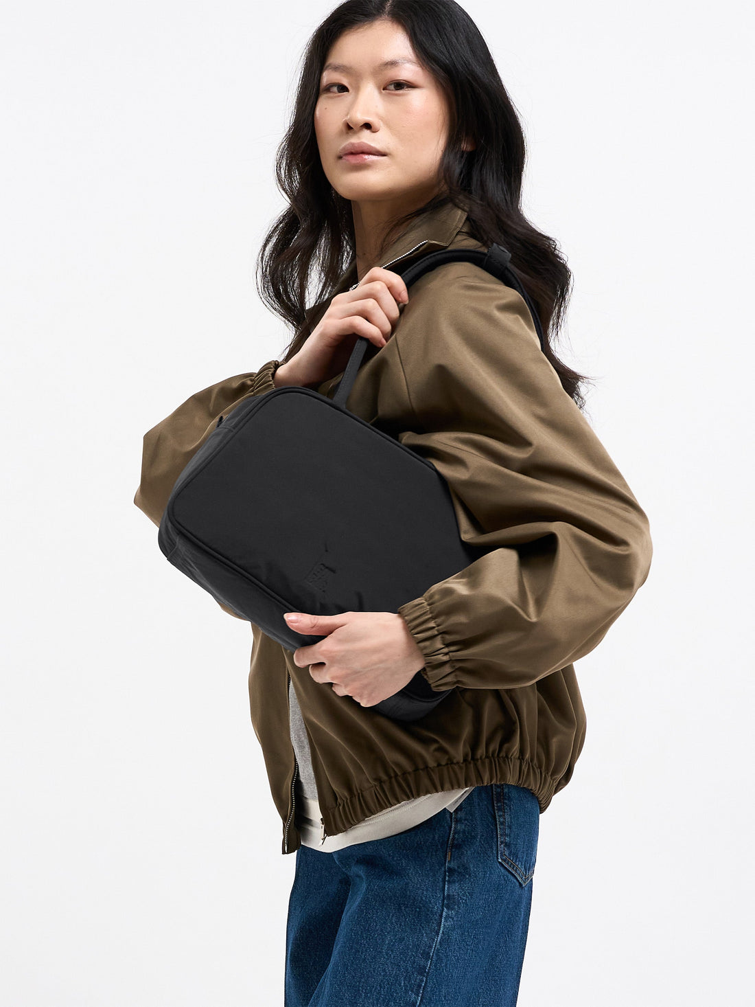 Strike Bag Schwarz getragen über der Schulter im Alltag
