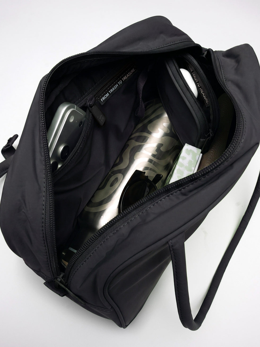 Offenes Hauptfach der Strike Bag mit Innentaschen und Mini-Etui
