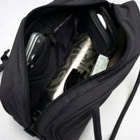 Offenes Hauptfach der Strike Bag mit Innentaschen und Mini-Etui