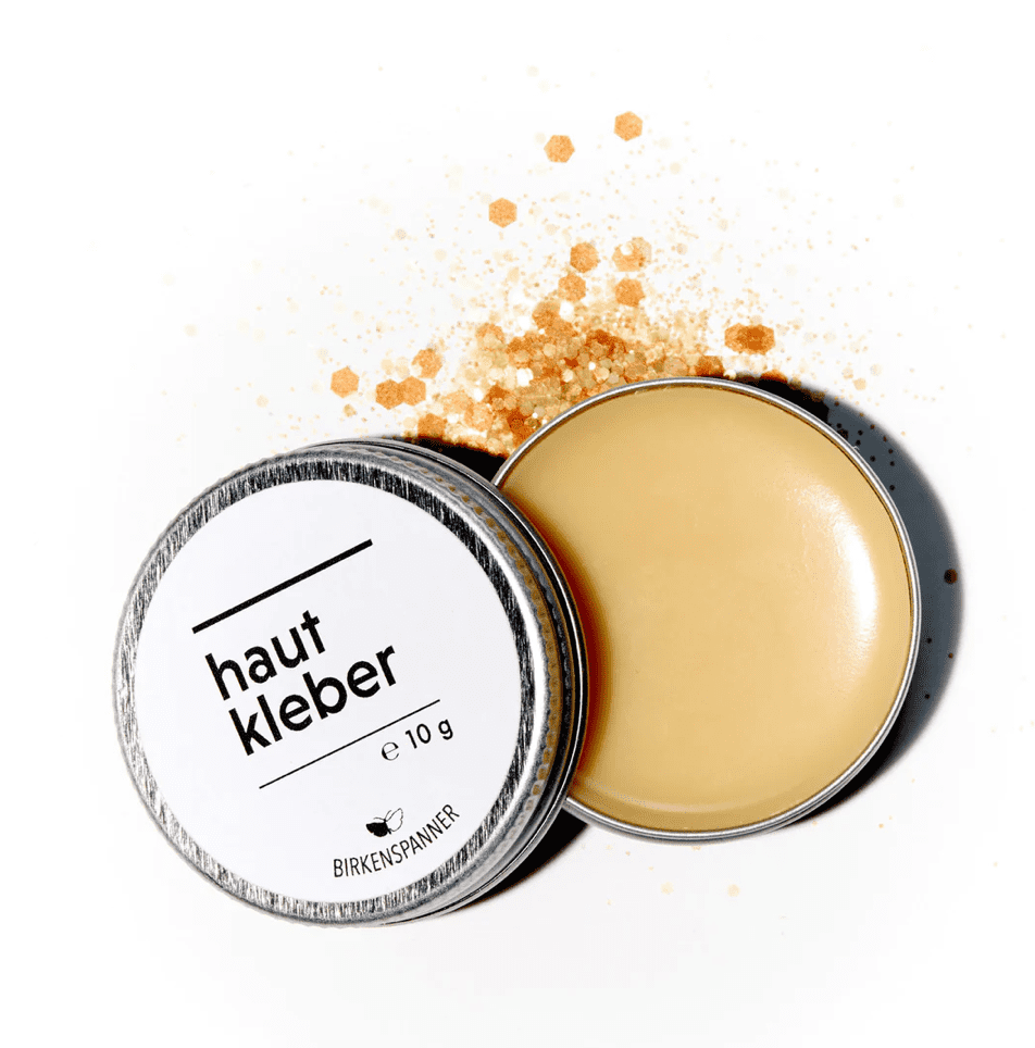 Glitzer Bio Hautkleber Primer von Birkenspanner, ideal für Make-up und Hautpflege, zeigt den Primer in einer Flasche.