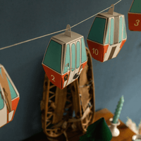 Nahaufnahme der Gondeln 2 und 10 vom Roadtyping Adventskalender