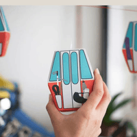 Hand hält eine einzelne Papp-Gondel aus dem Roadtyping Adventskalender