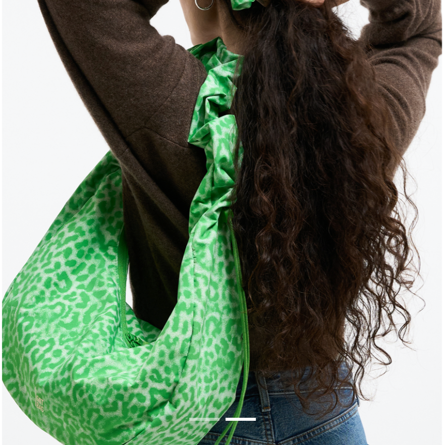Got Bag Moon Bag Ruffle Cat Shark, Frontansicht der funktionale Stofftasche mit gerafftem Träger, perfekt für den Alltag aus recyceltem Kunststoffger 