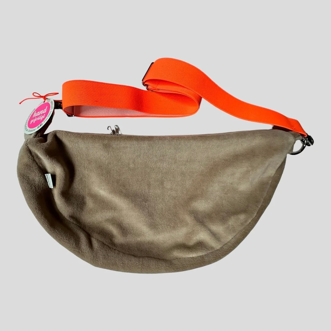 Manufaktur & Kontor Crossbody-Tasche aus Velours, modisches Accessoire mit verstellbarem Schulterriemen, dunkelblau und elegantes Design