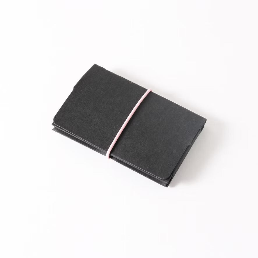 INTO Geldbeutel M aus Papier, kompakte und umweltfreundliche Geldbörse, ideal für unterwegs, in natürlichen Farben.