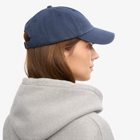 Bunte Cap aus Bio-Baumwolle von Colorful Standard, modisches Accessoire mit buntem Design, auf einem weißen Hintergrund.