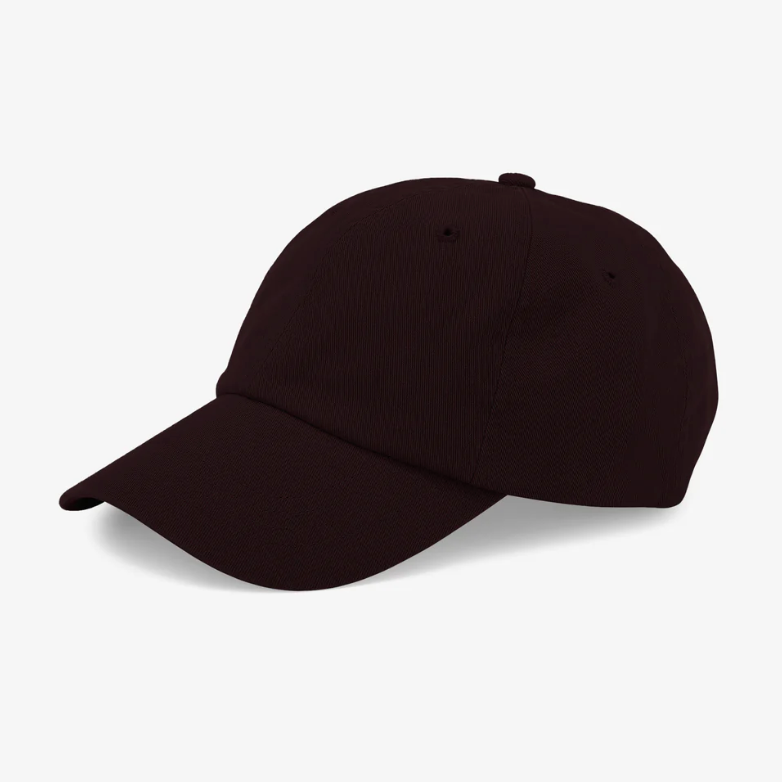 Bunte Cap aus Bio-Baumwolle von Colorful Standard, in Oxblood Rot, als modisches Accessoire gezeigt.