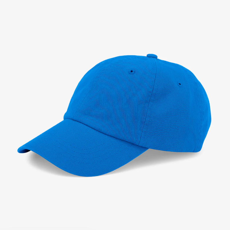 Blaue Cap aus Bio-Baumwolle von Colorful Standard, modisches Accessoire mit farbenfrohem Design, Blick auf die Cap.