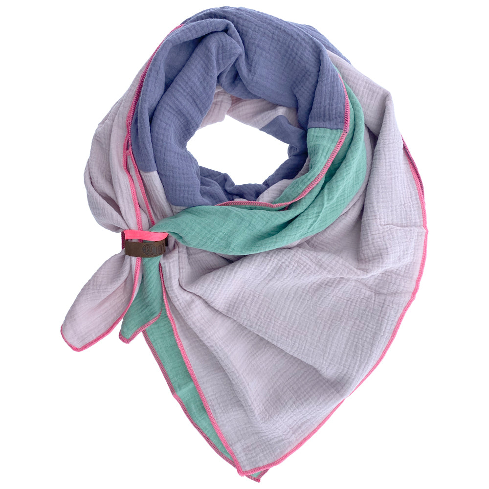 Langer, eleganter Kim-Schal von Lot83 aus weichem Stoff, in neutralem Farbton, als stilvolles Modeaccessoire.
