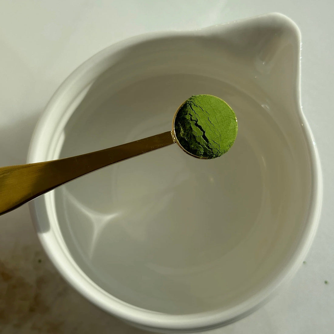 Goldener Matcha-Löffel von Health Bar, eleganter Esslöffel aus Metall, ideal für Matcha-Tee und feine Getränke.
