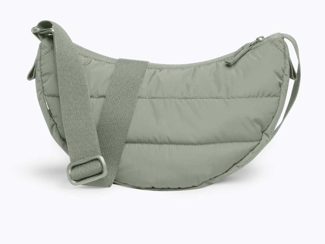 Kleine Puffer-Moon-Bag von Got Bag aus recyceltem Material, tragbar als Rucksack oder HipBag in leuchtendem Design.