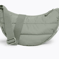 Kleine Puffer-Moon-Bag von Got Bag aus recyceltem Material, tragbar als Rucksack oder HipBag in leuchtendem Design.