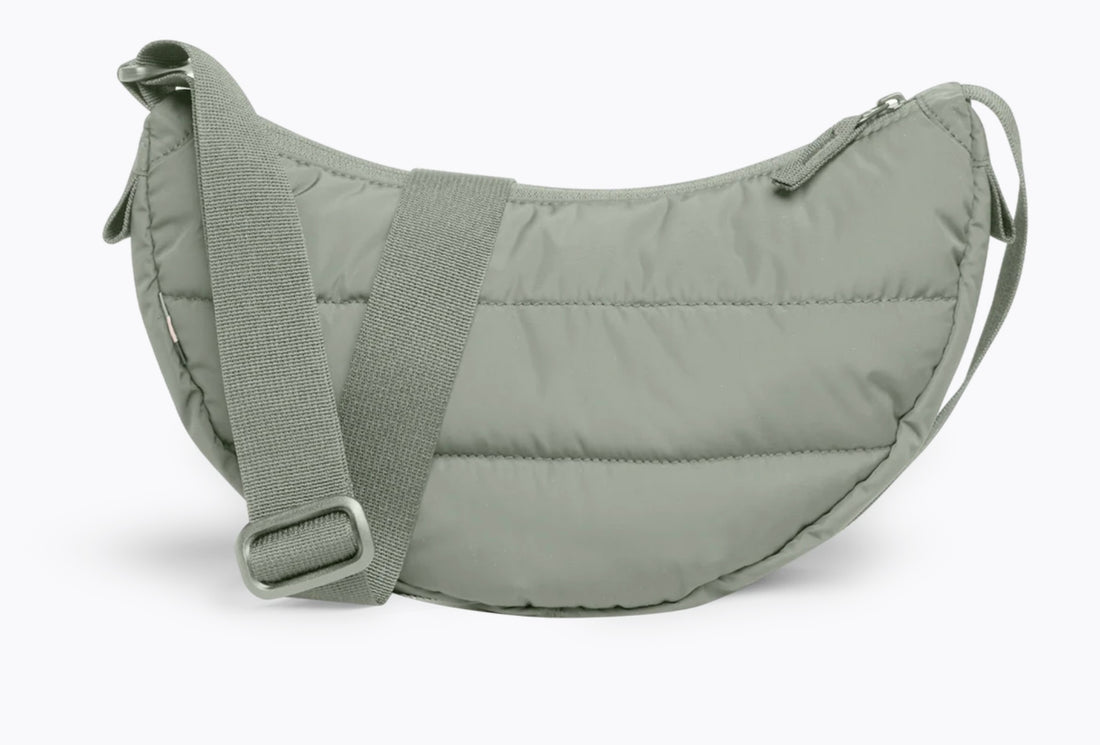 Kleine Puffer-Moon-Bag von Got Bag, nachhaltiger Rucksack und HipBag aus recyceltem Meeresplastik, in schwarz.