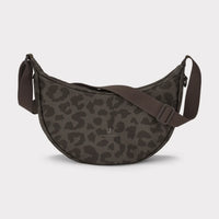 Modische Johnny Urban Halfmoon-Bag „Ally Medium“ in modernem Leo-Design, Rucksack oder HipBag für vielseitigen Stil.
