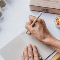 Veganbox Adventskalender Edition 3 von Donaustern Mit Herz&Hand, mit nachhaltigen, veganen Überraschungen im Türchen.