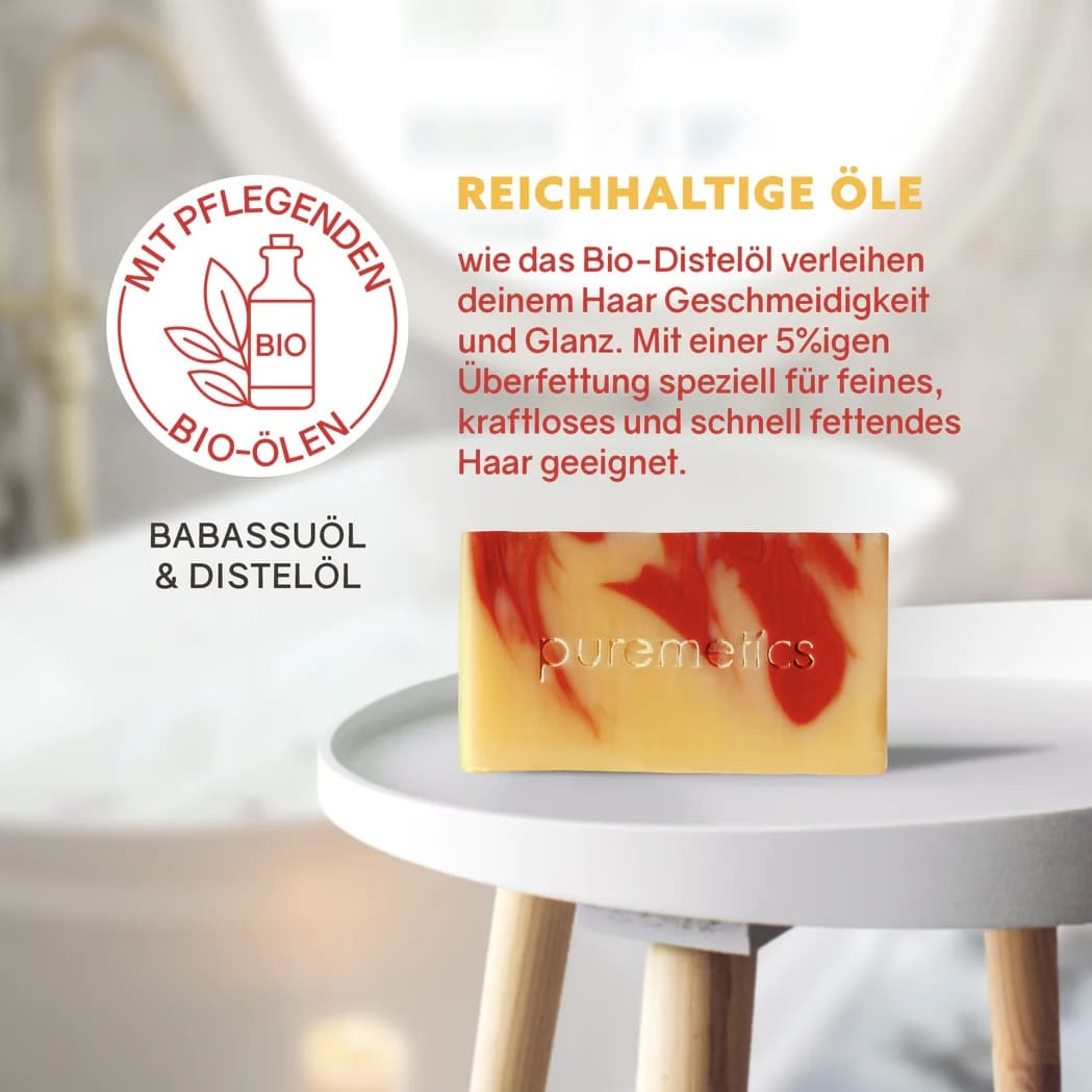 Haarseife von Puremetics, natürliche Haarpflege, zeigt die Seife in einer weißen Verpackung auf einem Holztablett.