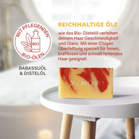 Haarseife von Puremetics, natürliche Haarpflege, zeigt die Seife in einer weißen Verpackung auf einem Holztablett.