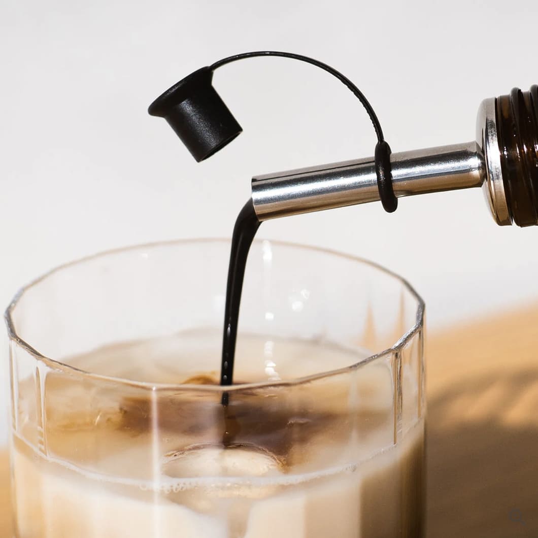 Moin Kaffeekonzentrat Premium mit Ausgießer von TryMoin, Nahaufnahme des Flaschenhalses und Ausguss für Kaffeezubereitung