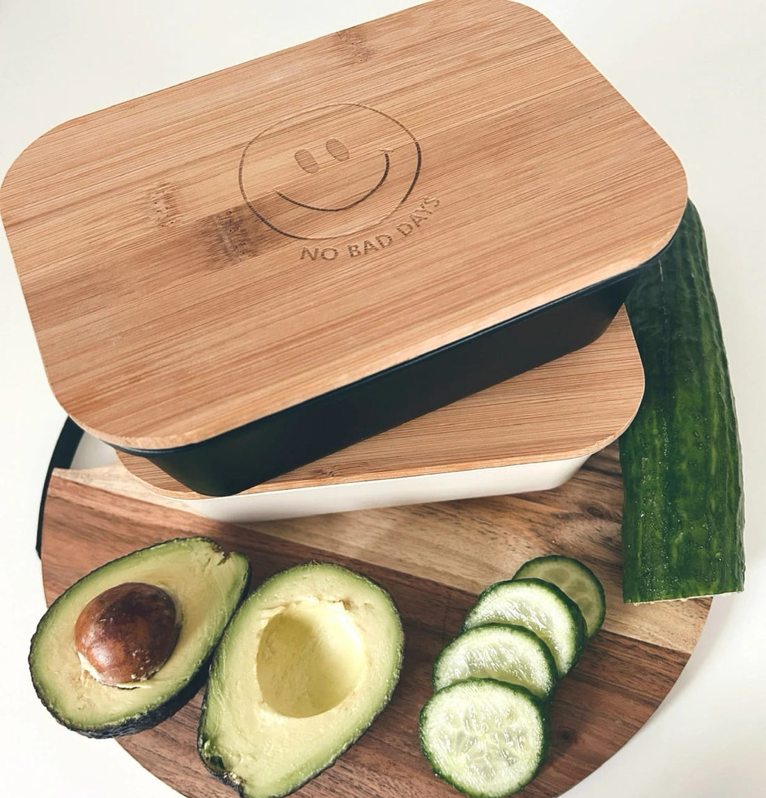 Goldscherben Lunchbox mit Holzdeckel und Smiley, geeignet für drinnen und draußen, mit goldenen Akzenten.