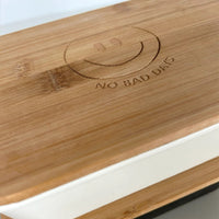 Goldscherben Lunchbox mit Holzdeckel und Smiley, ideal für drinnen und draußen, mit goldfarbenen Scherben-Designs
