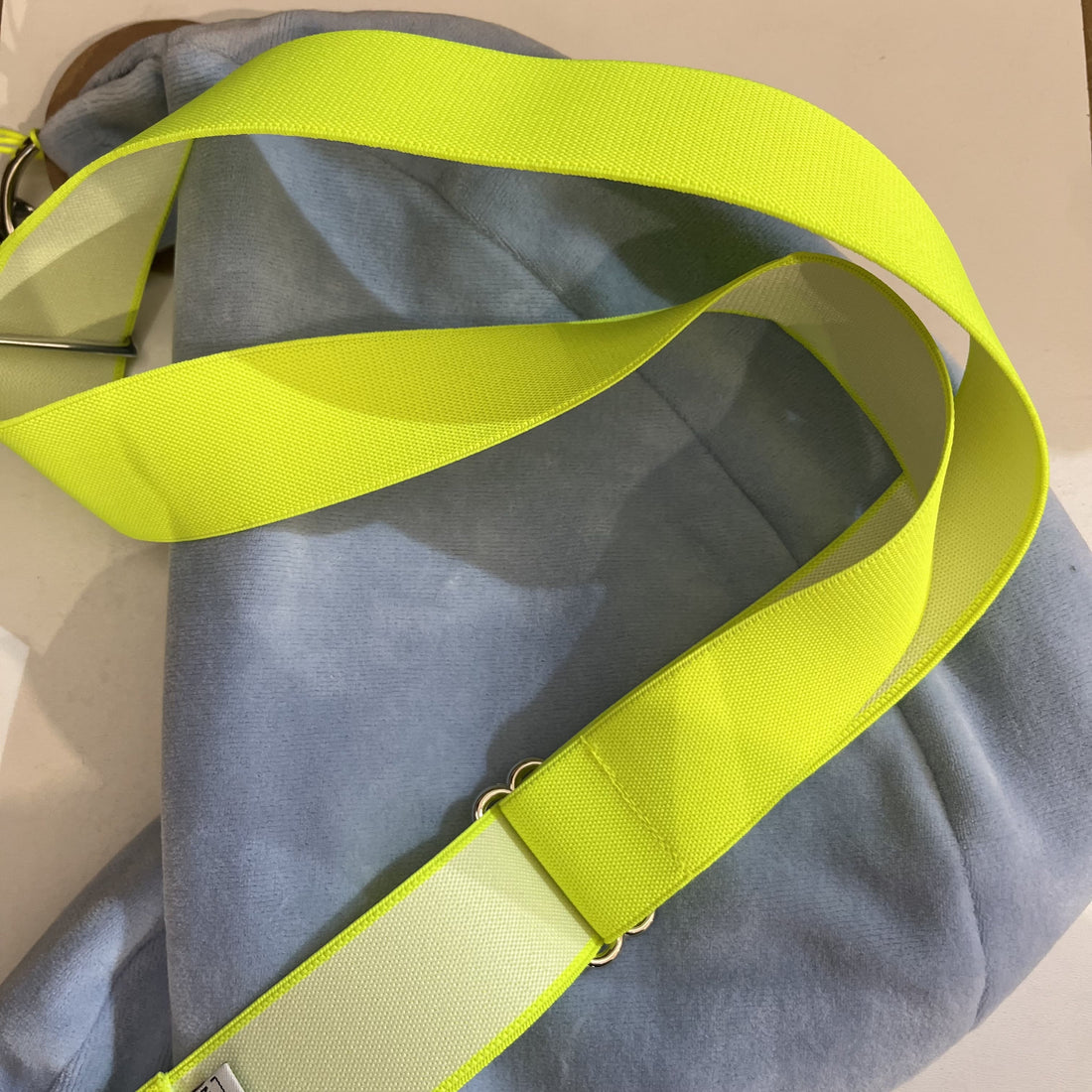 Manufaktur & Kontor Crossbody Bag Nicky Velours aus weichem Veloursstoff mit verstellbarem Schulterriemen, Accessoire in Schwarz