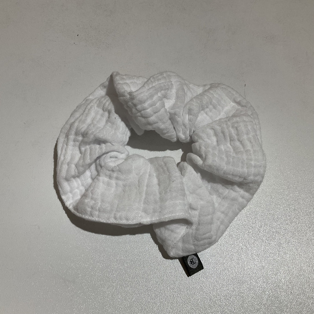 Weiße Musselin Scrunchie von Herzen, weiches Haargummi aus Musselin-Material, geeignet für Damen.