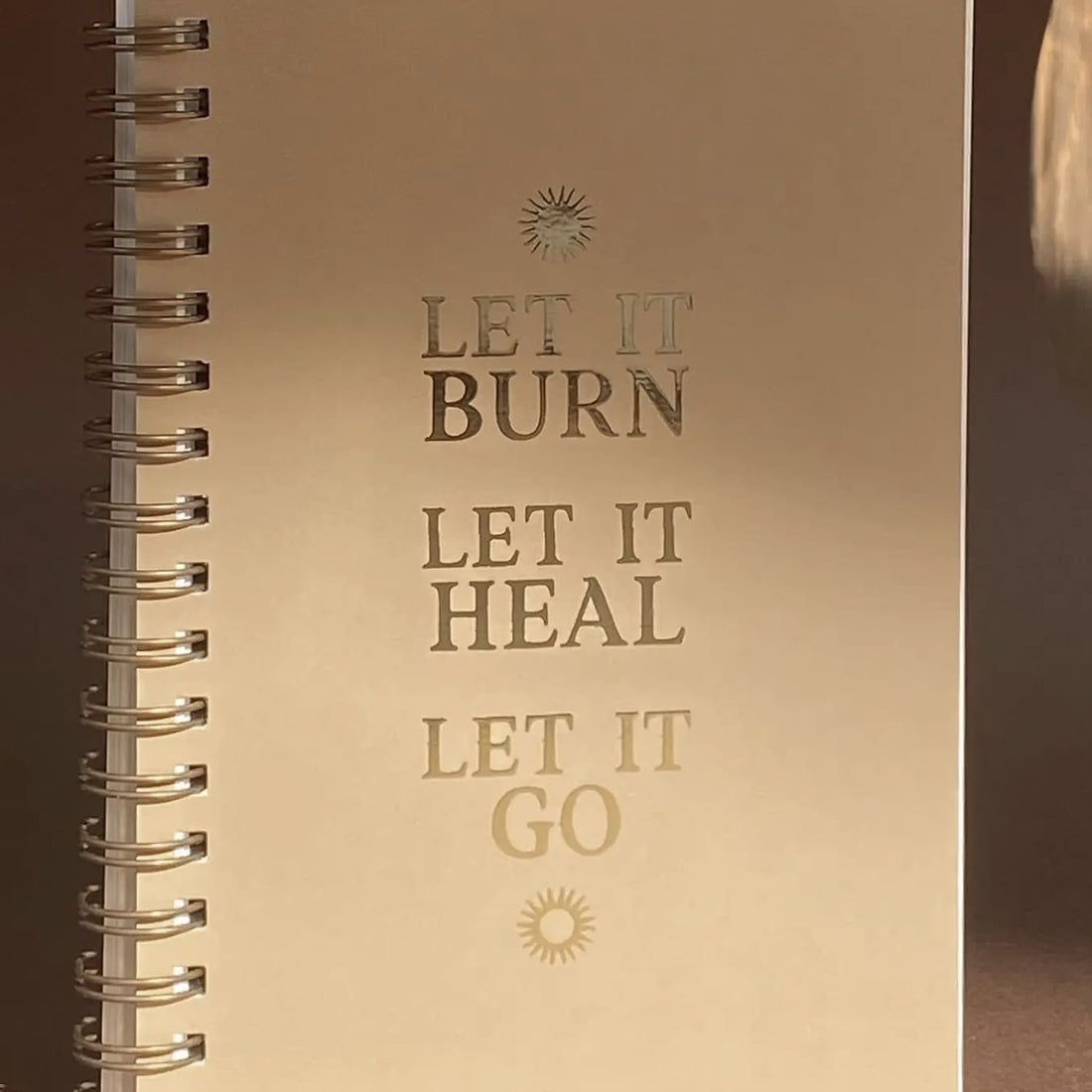 Geschenkset „let it burn. let it heal. let it go.“ von Anna Cosma, Papeterie mit Notizbüchern und Schreibwaren, stilvoll verziert