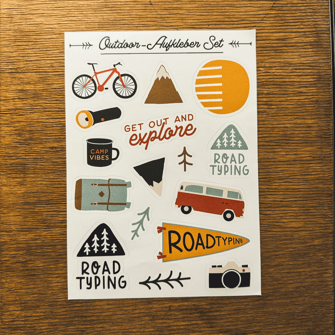 Outdoor-Aufkleber-Set von Roadtyping mit verschiedenen Papeterie-Designs auf transparentem Hintergrund