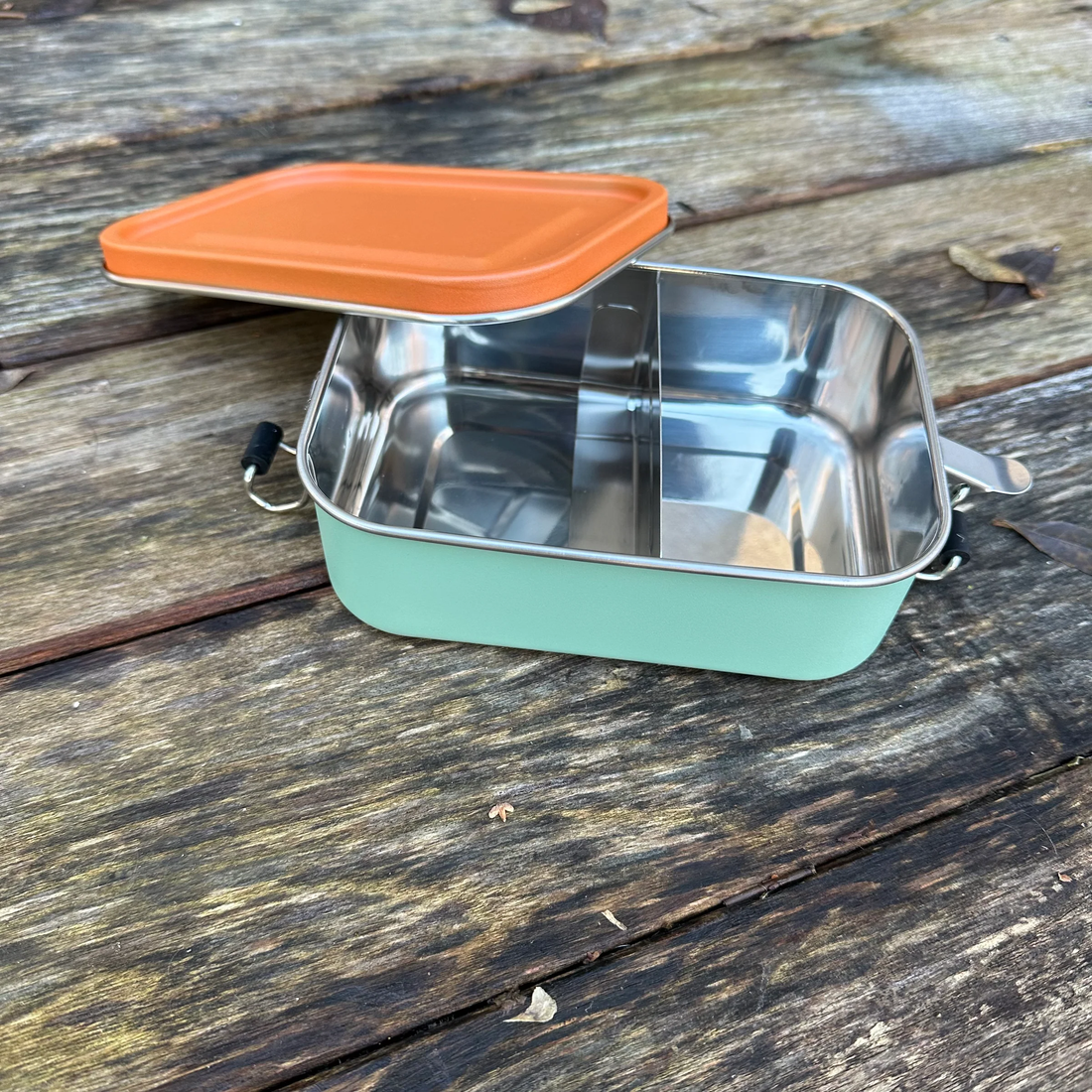Brotbox von Roadtyping, robuste Lunchbox für drinnen und draußen, mit Deckel und nachhaltigem Design.