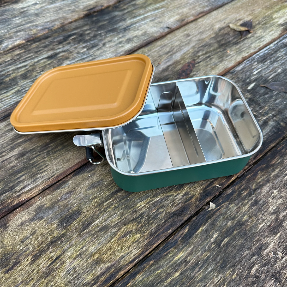 Brotbox von Roadtyping, robuste Lunchbox für drinnen und draußen, aus langlebigem Material, ideal für unterwegs und Schule.