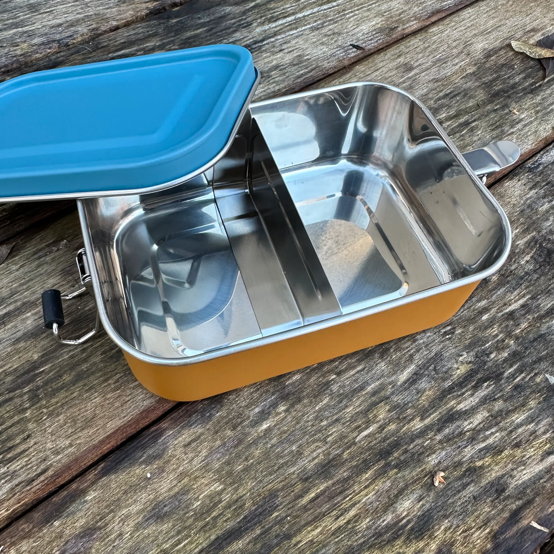 Brotdose von Roadtyping, langlebige Lunchbox für drinnen und draußen, aus robustem Material, zeigt das offene Fach und das stilvolle Design.