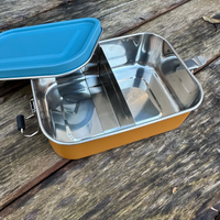 Brotdose von Roadtyping, langlebige Lunchbox für drinnen und draußen, aus robustem Material, zeigt das offene Fach und das stilvolle Design.