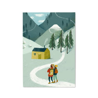 A5 Poster „The Cabin“ von Illuster, gedruckt auf Papier, zeigt eine detailreiche Waldhütte in natürlicher Umgebung.