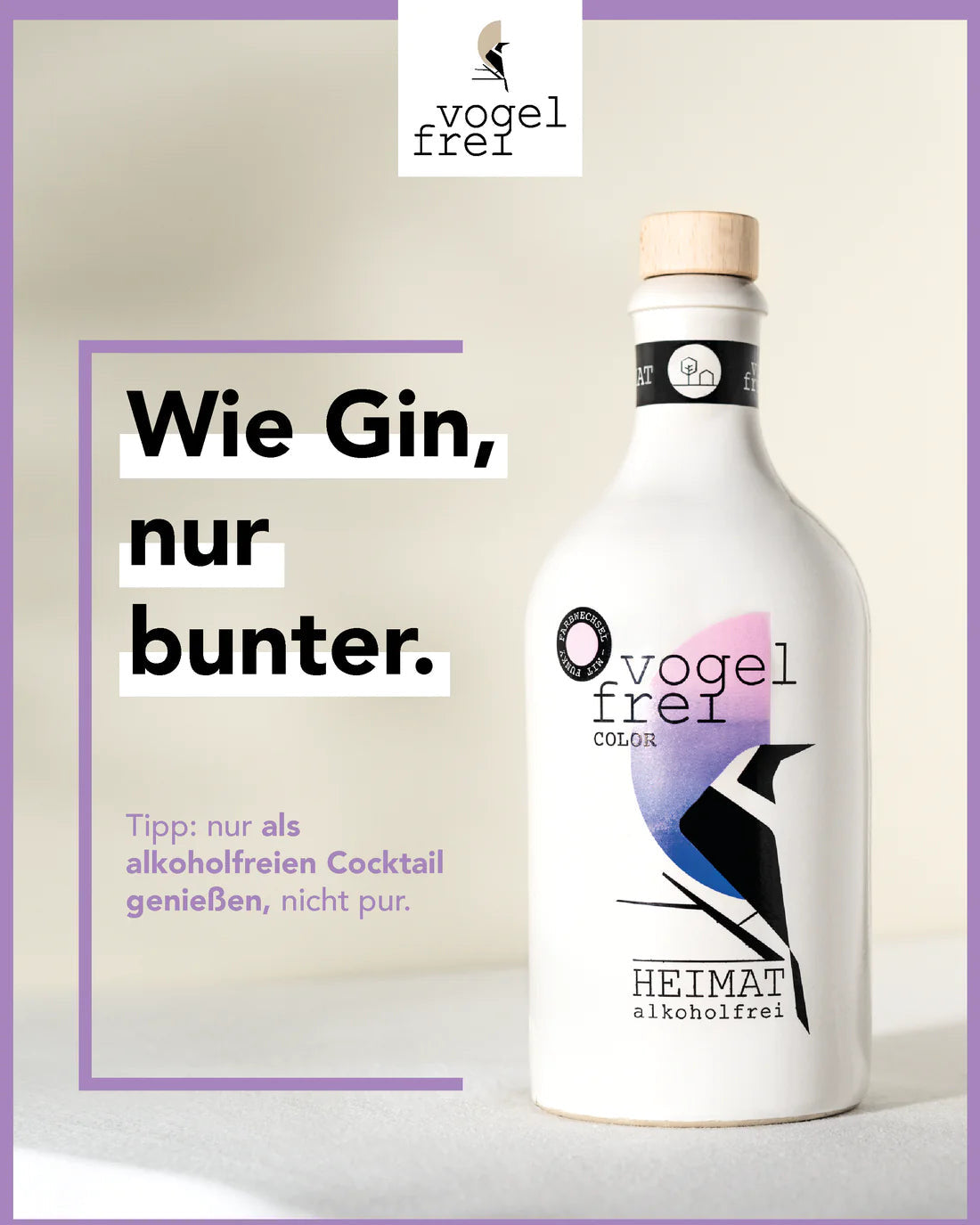 Alkoholfreier Heimat Gin „Vogelfrei Color“ mit farbiger Flasche, ideal für Essen und Trinken, auf einem Tisch präsentiert.