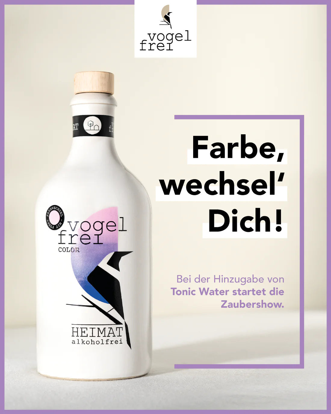 Bunte Flasche des alkoholfreien Heimat Gin "Vogelfrei Color" mit farbigem Etikett, ideal für Essen & Trinken.