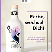 Bunte Flasche des alkoholfreien Heimat Gin "Vogelfrei Color" mit farbigem Etikett, ideal für Essen & Trinken.
