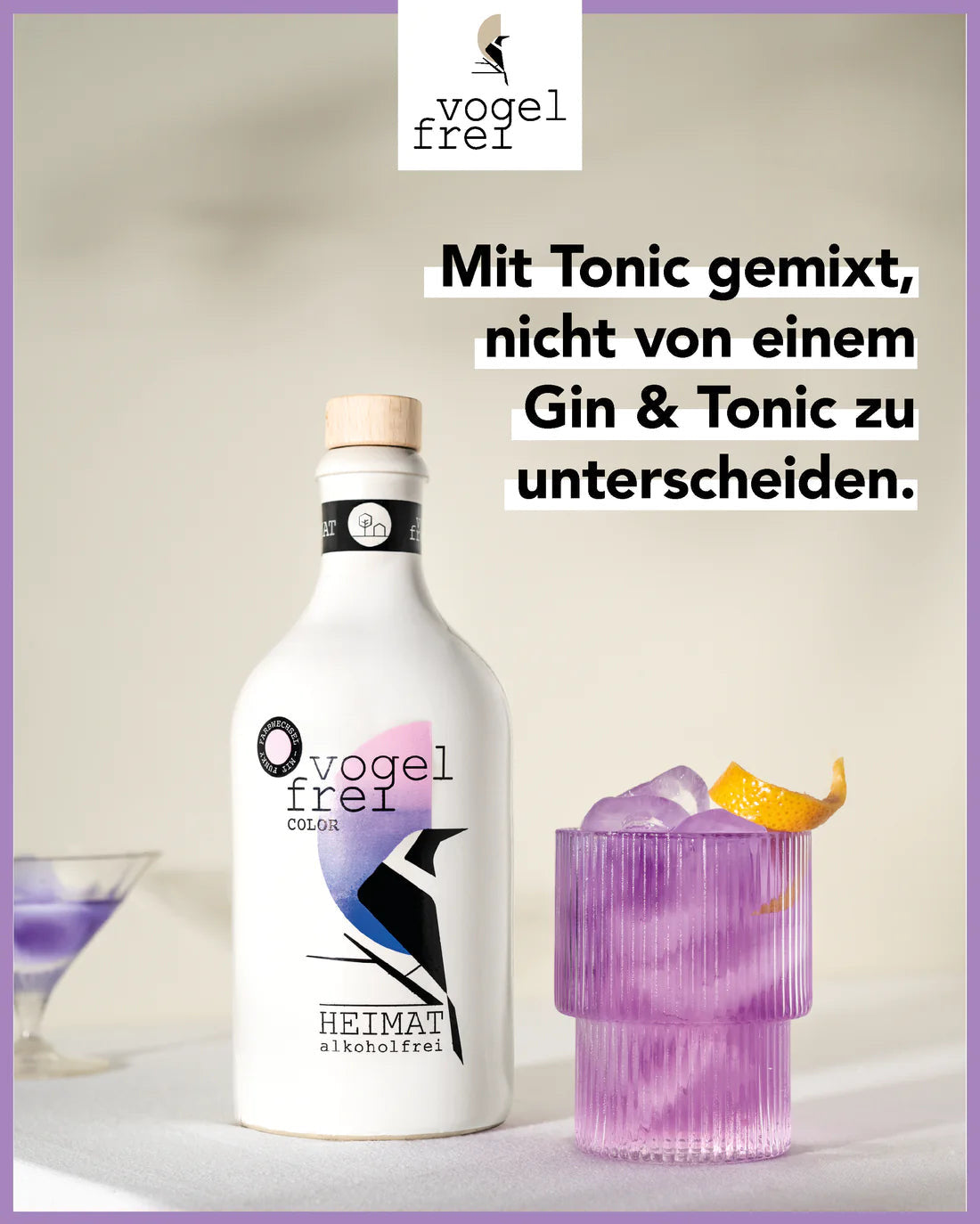 Bunt gefärbte Flasche des alkoholfreien Heimat Gin „Vogelfrei Color“ für Essen & Trinken, sichtbar auf dem Bild.