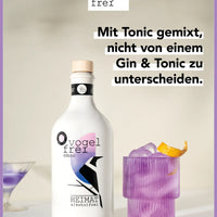 Bunt gefärbte Flasche des alkoholfreien Heimat Gin „Vogelfrei Color“ für Essen & Trinken, sichtbar auf dem Bild.