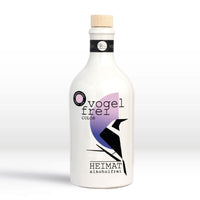Bunt gefärbte Flasche Heimat Gin "Vogelfrei Color" alkoholfrei, ideal für Getränke und Geschmackserlebnisse.