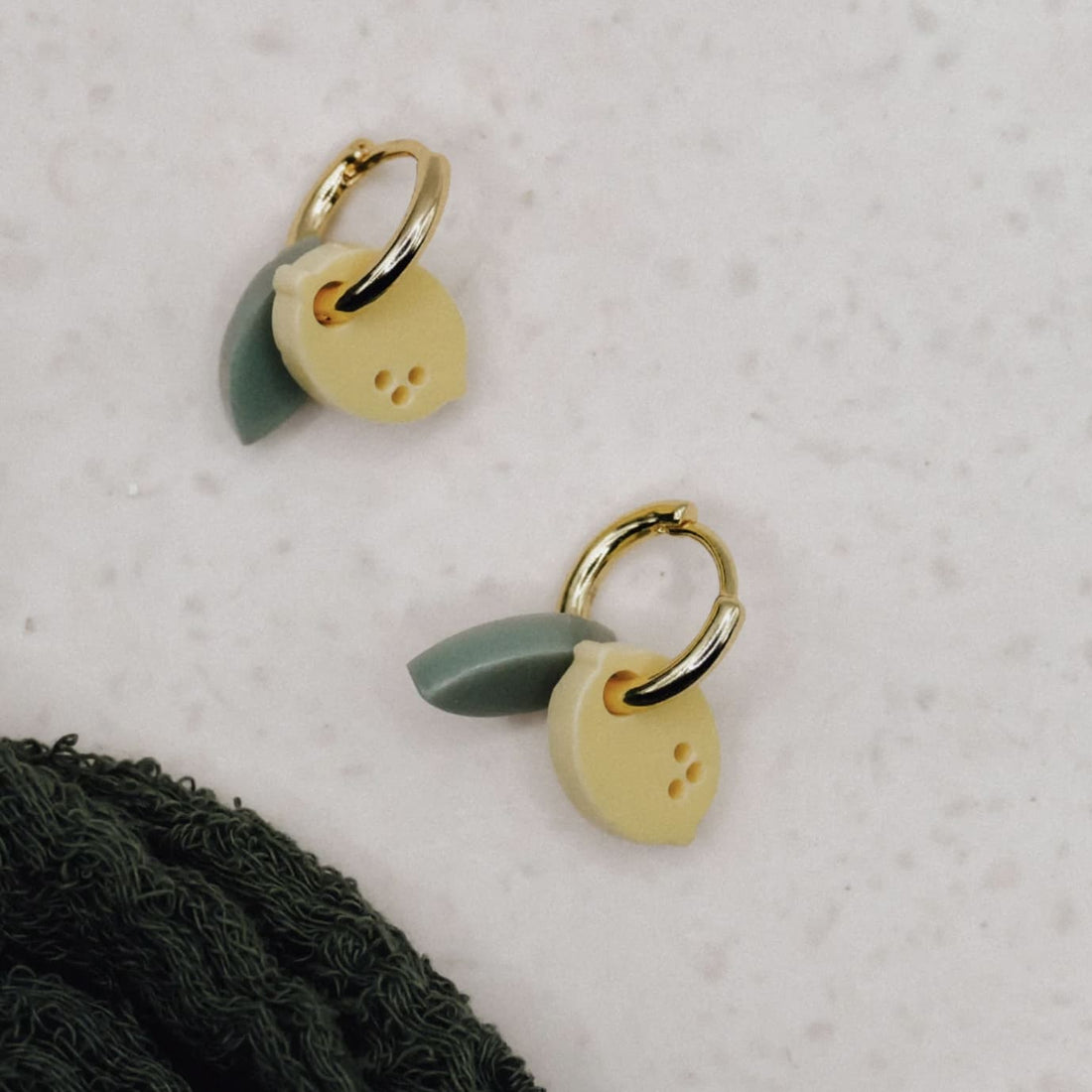 Schöne Creolen-Ohrringe von tilda & theo aus hochwertigem Schmuck-Accessoire, detailreiche goldene Kreolen.