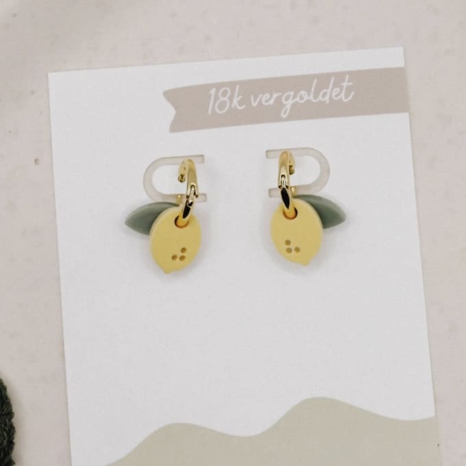Goldene Creolen-Ohrringe von tilda & theo, elegante Accessoires, sichtbarer Blick auf die glänzenden Ohrschmuck.